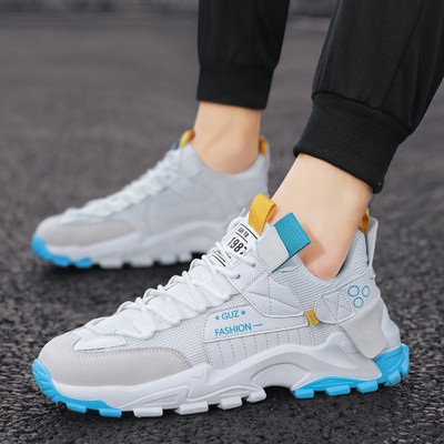 Új férfi sportcipő modell durva talppal és fűzővel