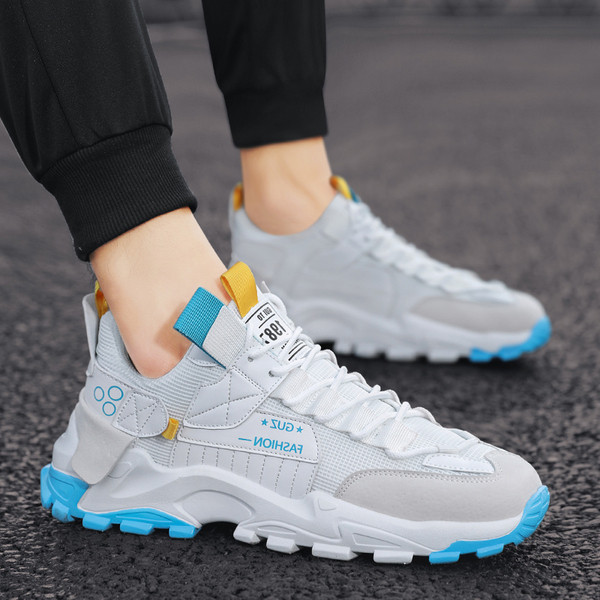 Új férfi sportcipő modell durva talppal és fűzővel