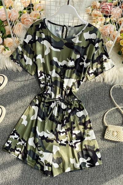 Naiste aktuaalne kamuflaažiga lühike kombinesoon