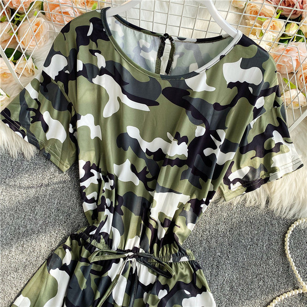 Naiste aktuaalne kamuflaažiga lühike kombinesoon