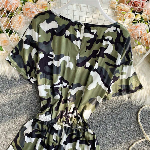 Naiste aktuaalne kamuflaažiga lühike kombinesoon