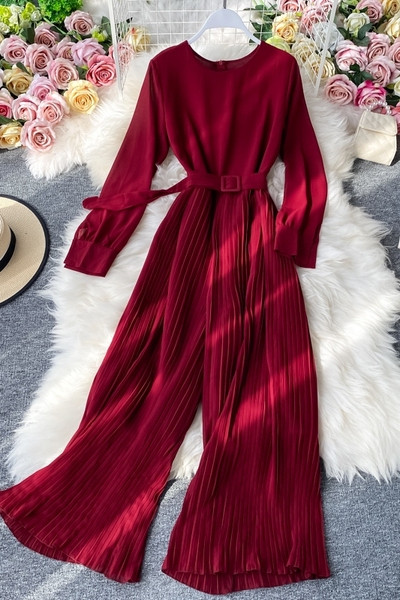 Praegune naiste pikk kombinesoon ovaalse kaelusega