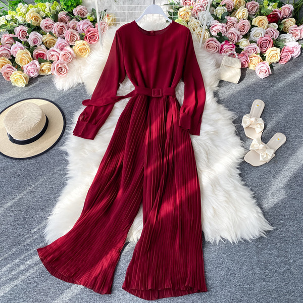 Praegune naiste pikk kombinesoon ovaalse kaelusega