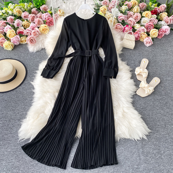 Praegune naiste pikk kombinesoon ovaalse kaelusega