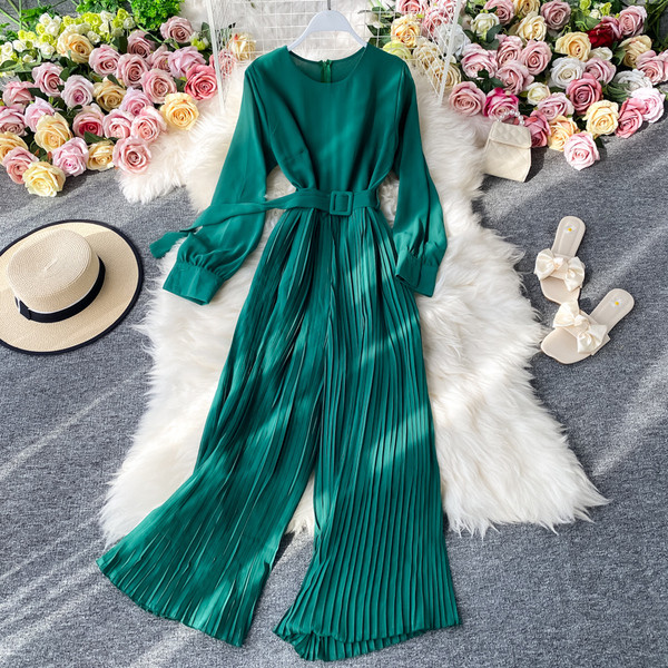 Praegune naiste pikk kombinesoon ovaalse kaelusega