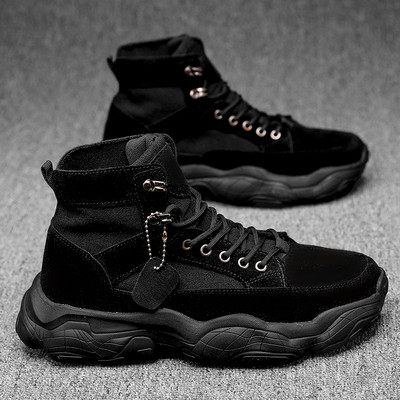 Aktuális férfi tornacipő durva talppal és fűzővel