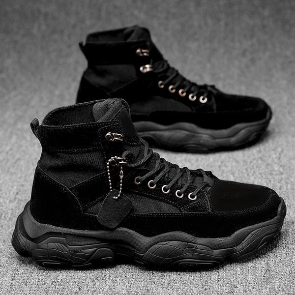 Aktuális férfi tornacipő durva talppal és fűzővel