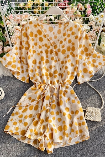 Stílusos női rövid jumpsuit nyakkendővel és spitz nyakkivágással