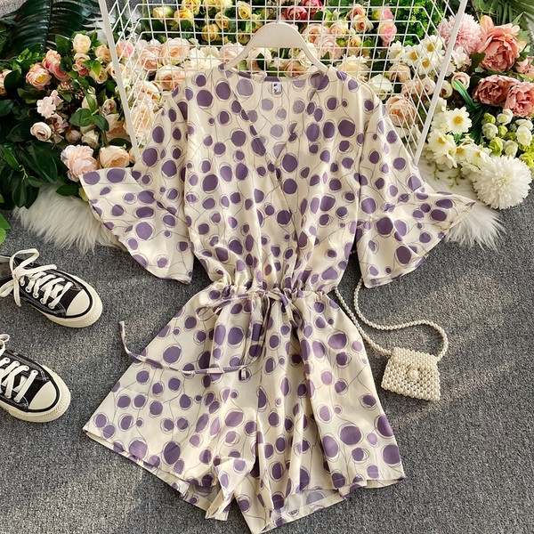 Stílusos női rövid jumpsuit nyakkendővel és spitz nyakkivágással