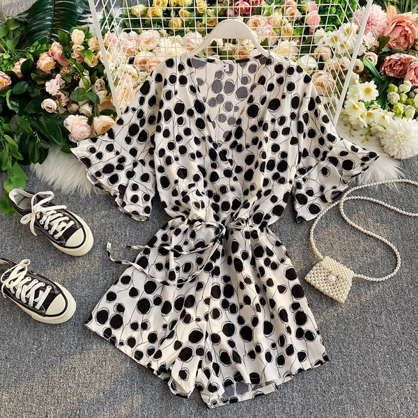 Stílusos női rövid jumpsuit nyakkendővel és spitz nyakkivágással