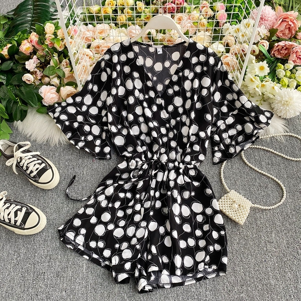 Stílusos női rövid jumpsuit nyakkendővel és spitz nyakkivágással