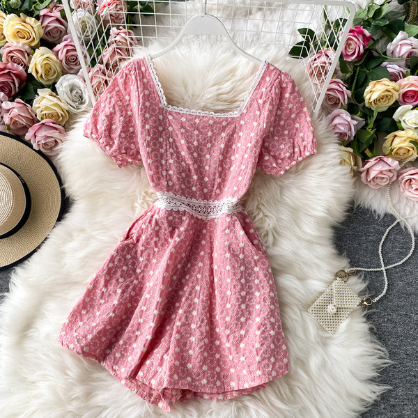 Moderan ženski kratki kombinezon s kratkim rukavima