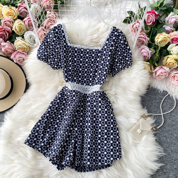 Moderan ženski kratki kombinezon s kratkim rukavima