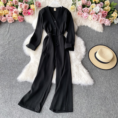 Μοντέρνες γυναικείες ολοσωμες φόρμες με λαιμόκοψη και μακριά μανίκια