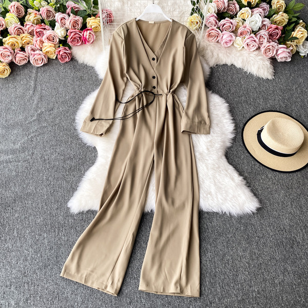 Μοντέρνες γυναικείες ολοσωμες φόρμες με λαιμόκοψη και μακριά μανίκια