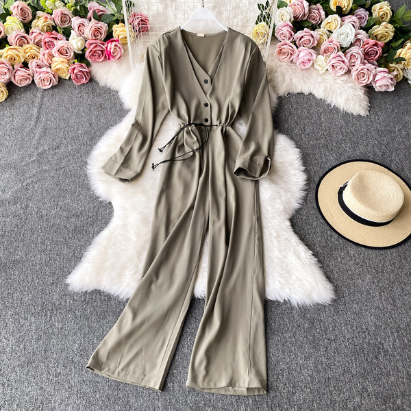 Μοντέρνες γυναικείες ολοσωμες φόρμες με λαιμόκοψη και μακριά μανίκια