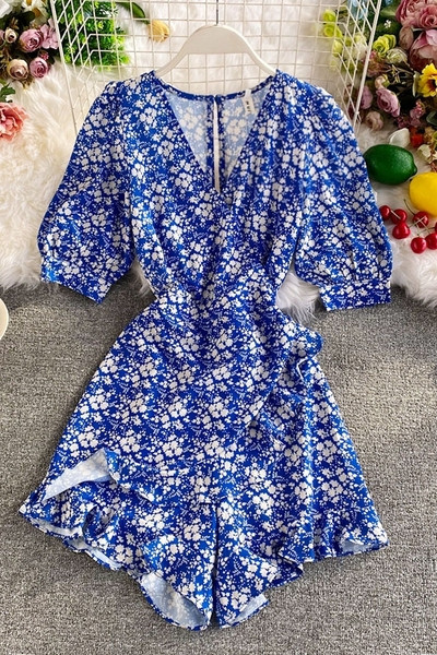 Polsterdatud ajakohane lillemustriga kombinesoon ja spits-kaelus