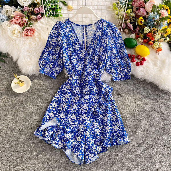 Polsterdatud ajakohane lillemustriga kombinesoon ja spits-kaelus