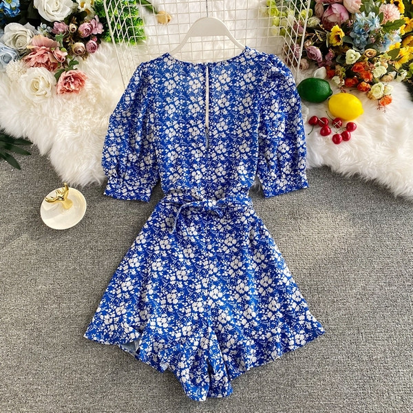 Polsterdatud ajakohane lillemustriga kombinesoon ja spits-kaelus