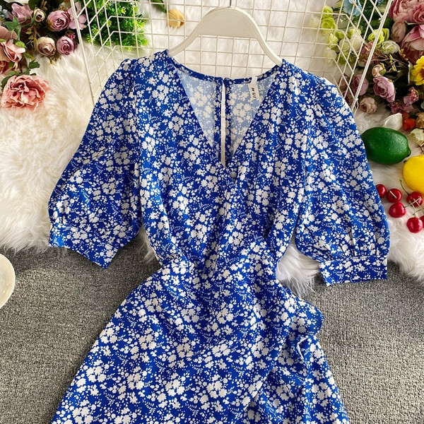 Polsterdatud ajakohane lillemustriga kombinesoon ja spits-kaelus