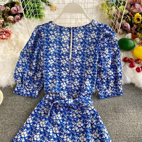 Polsterdatud ajakohane lillemustriga kombinesoon ja spits-kaelus