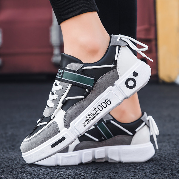 Aktualne muške tenisice sa pertlama i natpisom na đonu