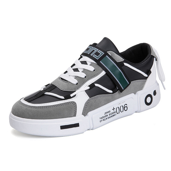 Aktualne muške tenisice sa pertlama i natpisom na đonu