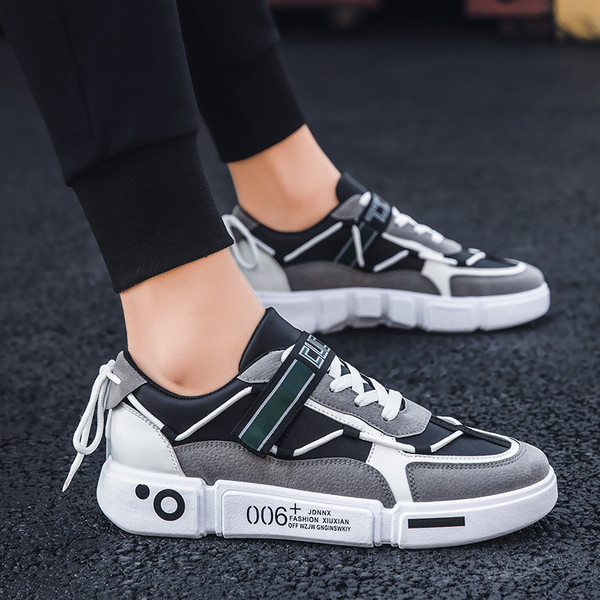 Aktualne muške tenisice sa pertlama i natpisom na đonu