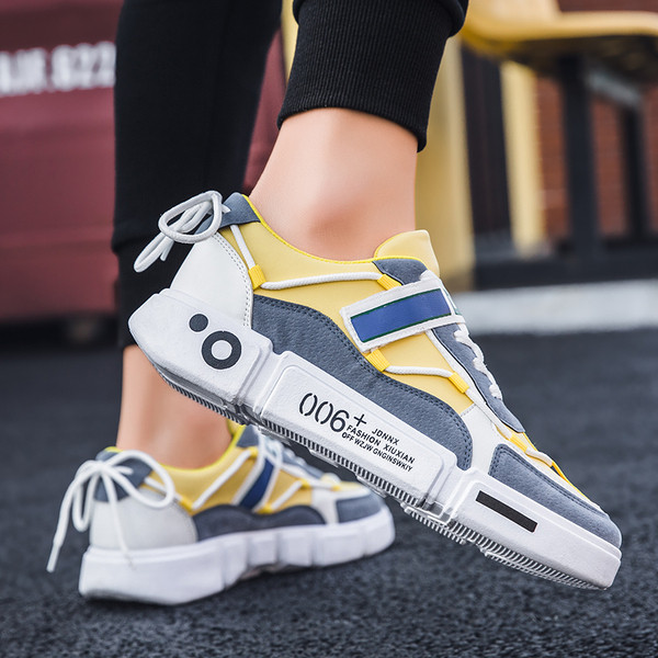 Aktualne muške tenisice sa pertlama i natpisom na đonu