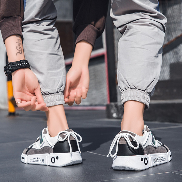 Aktualne muške tenisice sa pertlama i natpisom na đonu