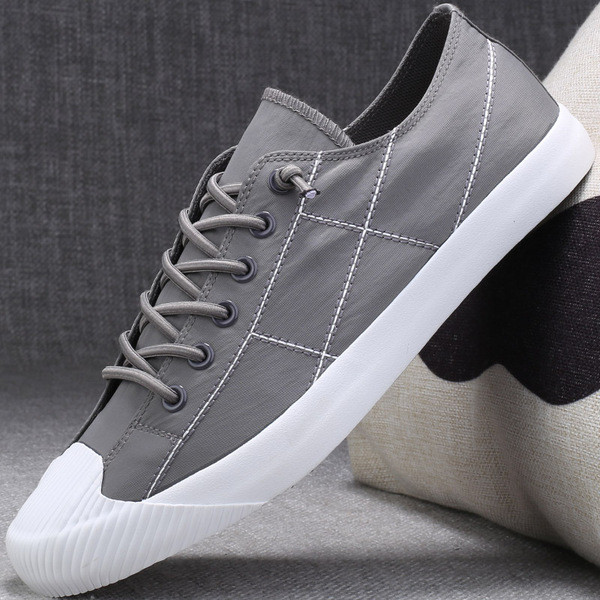 Kangast paelte ja lameda tallaga meeste tossud