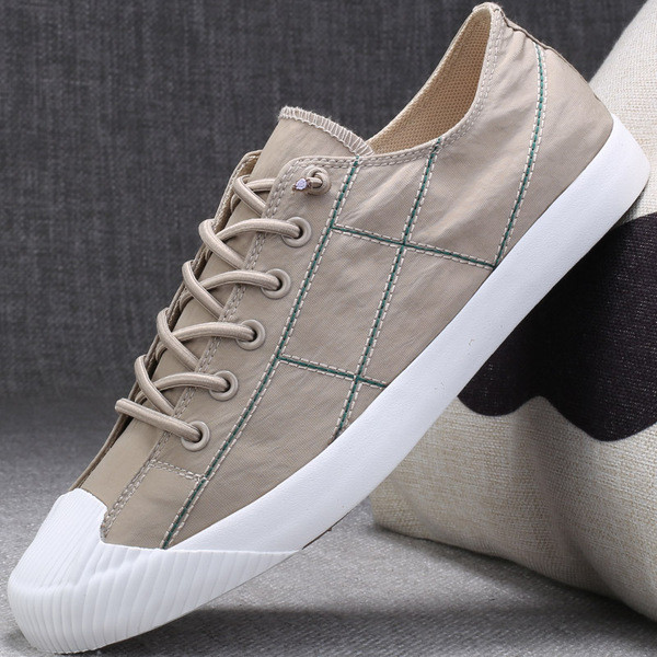 Kangast paelte ja lameda tallaga meeste tossud