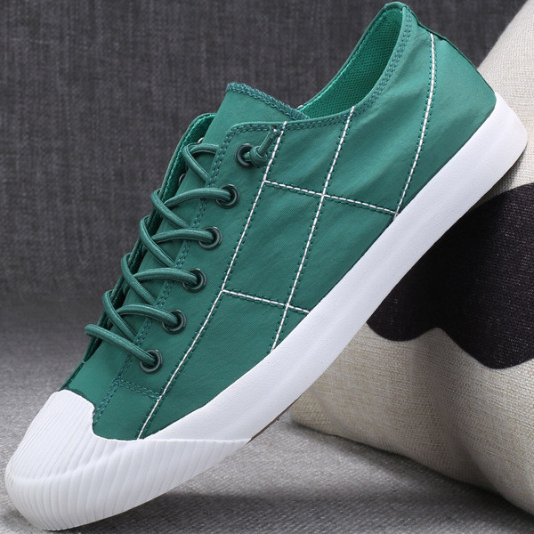 Kangast paelte ja lameda tallaga meeste tossud