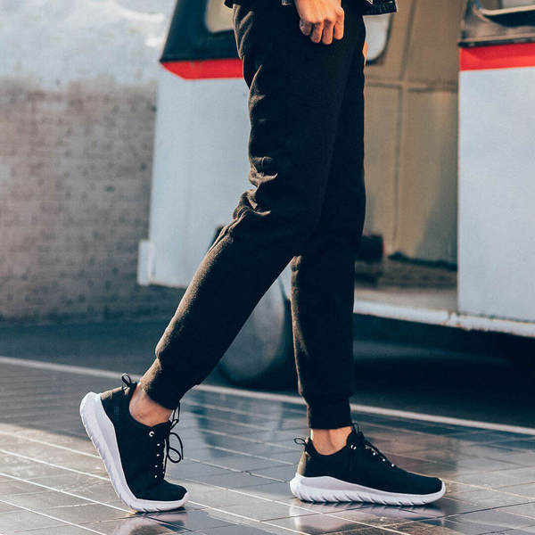 Légáteresztő férfi tornacipő puha talppal