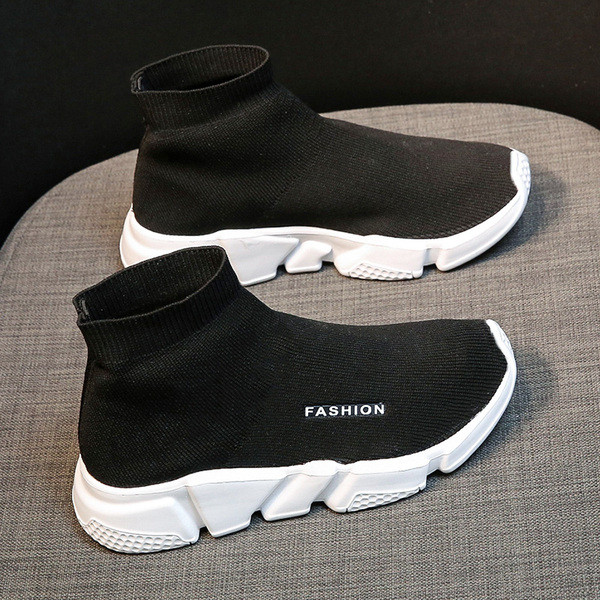 Alkalmi férfi tornacipő textilből, durva talppal, felirattal