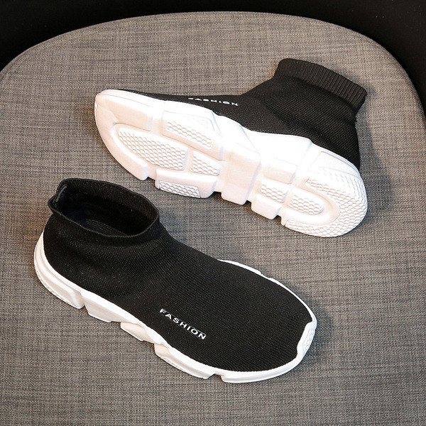 Alkalmi férfi tornacipő textilből, durva talppal, felirattal