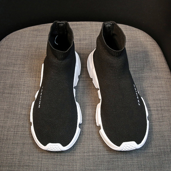 Alkalmi férfi tornacipő textilből, durva talppal, felirattal