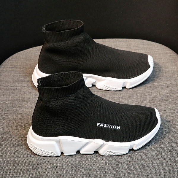 Alkalmi férfi tornacipő textilből, durva talppal, felirattal