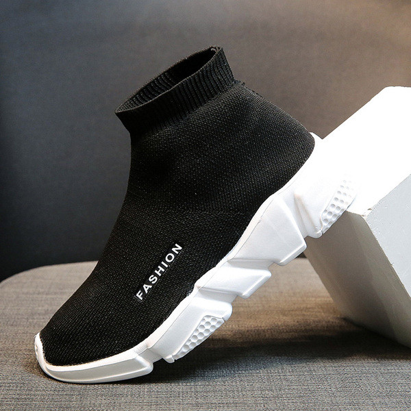 Alkalmi férfi tornacipő textilből, durva talppal, felirattal