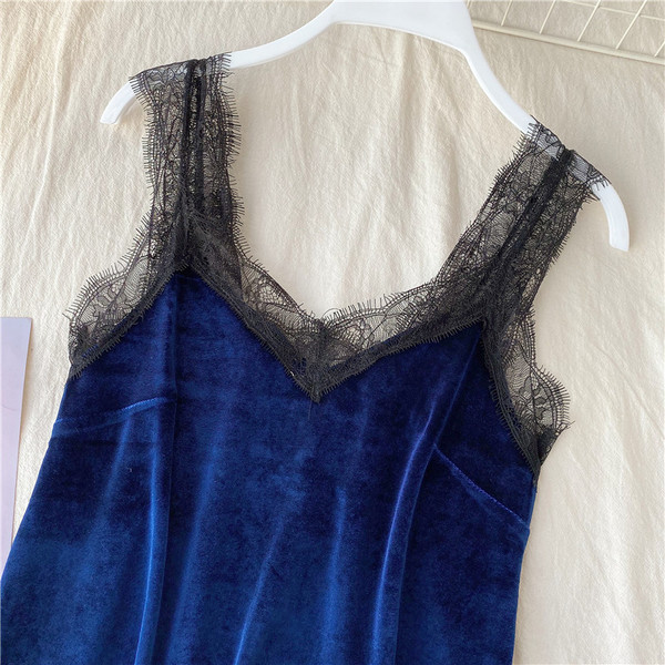 Moodne naiste topp spits-kaelusega ja pitsiga