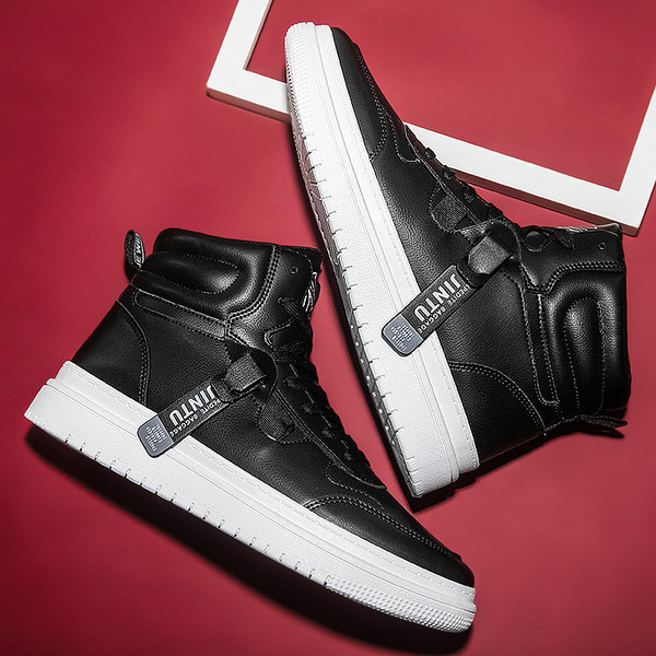 Talveks sobivad musta värvi ökonahast paeltega meeste tossud