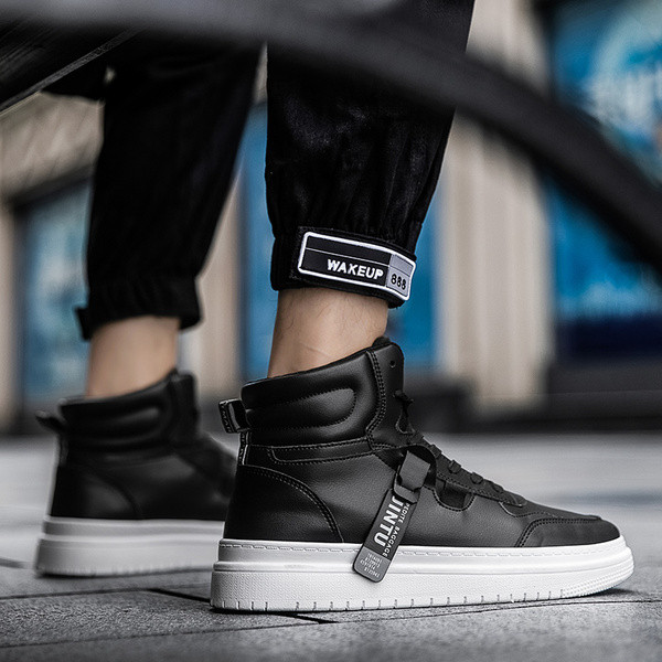 Talveks sobivad musta värvi ökonahast paeltega meeste tossud