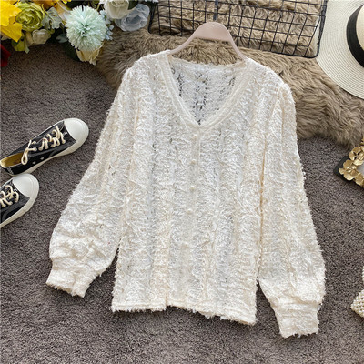 Naiste kaasaegne särk spitsikaelusega ja nööpidega lai mudel