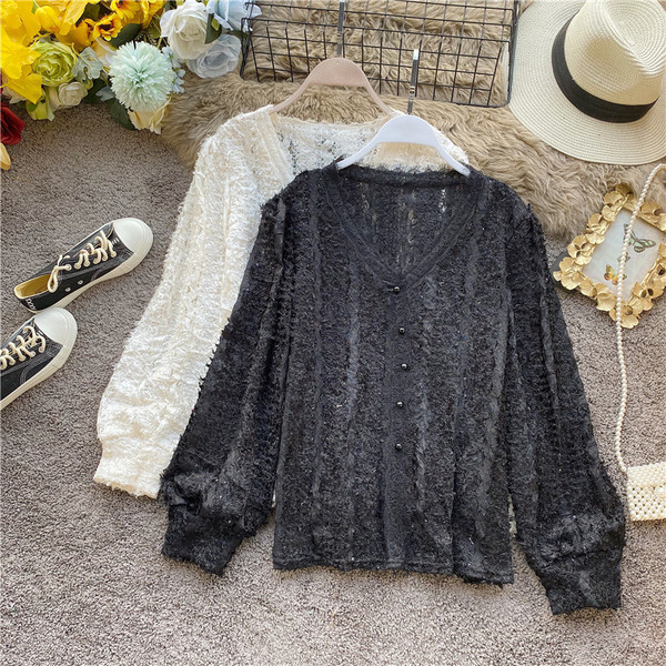 Naiste kaasaegne särk spitsikaelusega ja nööpidega lai mudel