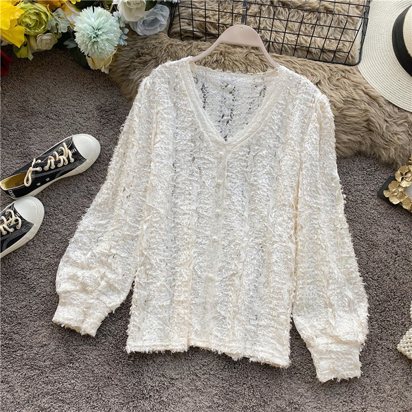 Naiste kaasaegne särk spitsikaelusega ja nööpidega lai mudel