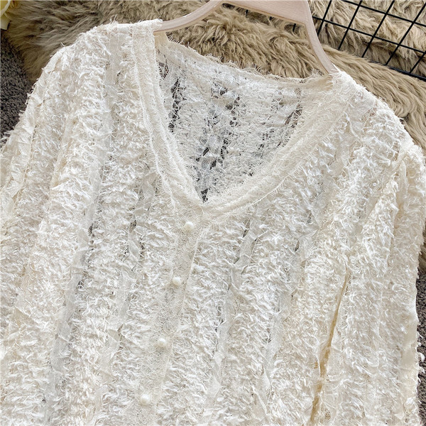 Naiste kaasaegne särk spitsikaelusega ja nööpidega lai mudel