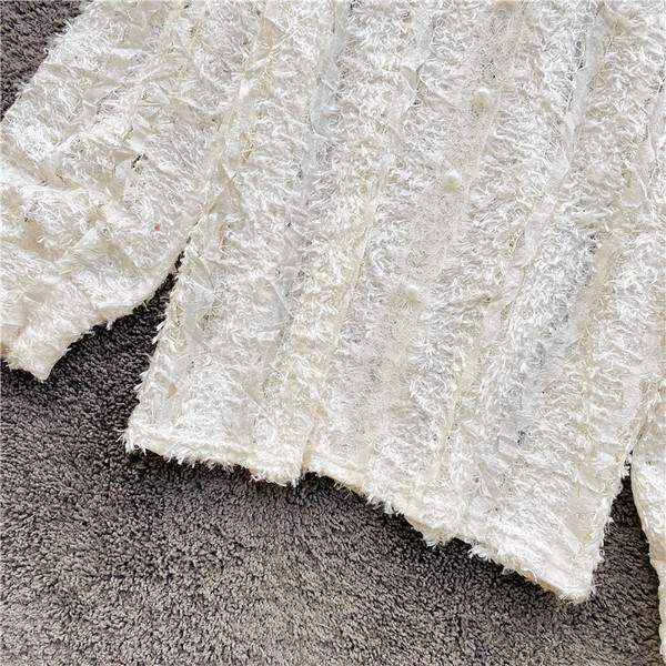 Naiste kaasaegne särk spitsikaelusega ja nööpidega lai mudel