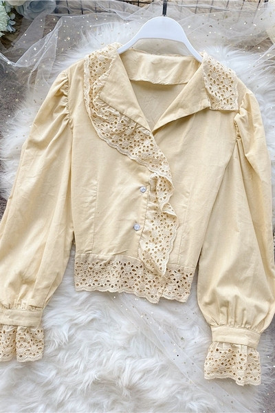 Női aktuális rövid ing spitz nyakkivágással és hosszú ujjakkal