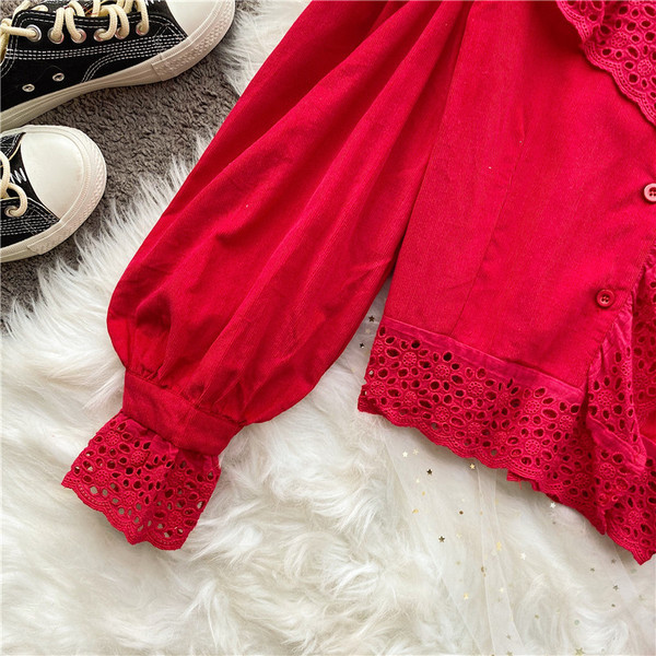 Női aktuális rövid ing spitz nyakkivágással és hosszú ujjakkal