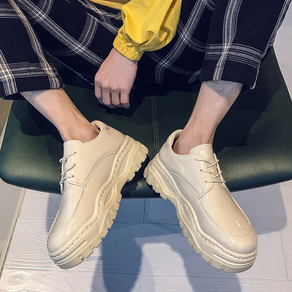 Paelte ja kõrge tallaga meeste lakknahast tossud